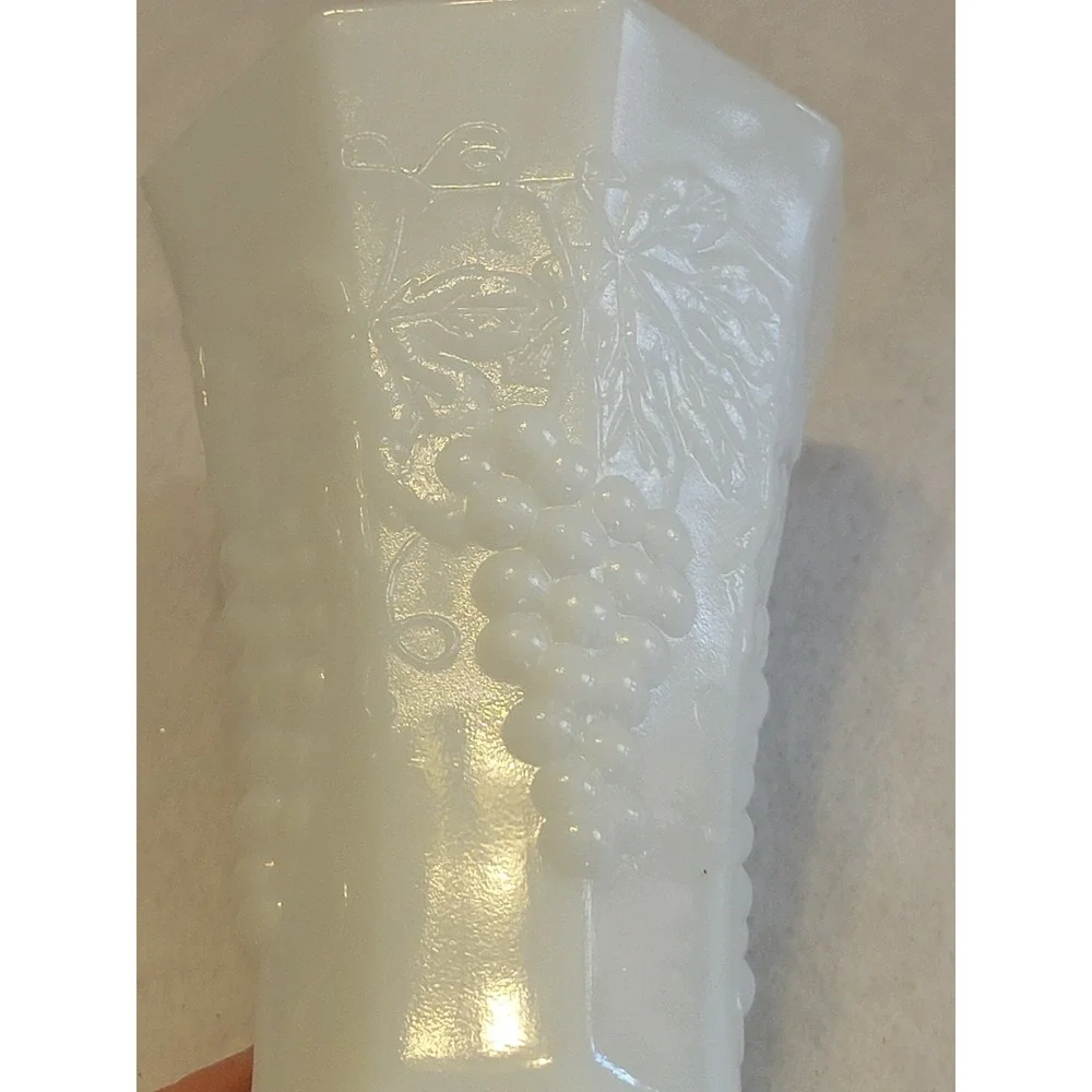 vtg White Milk Glass Vase Grape Vine‎ Anchor Hocking Pedestal Farmhouse Decor
